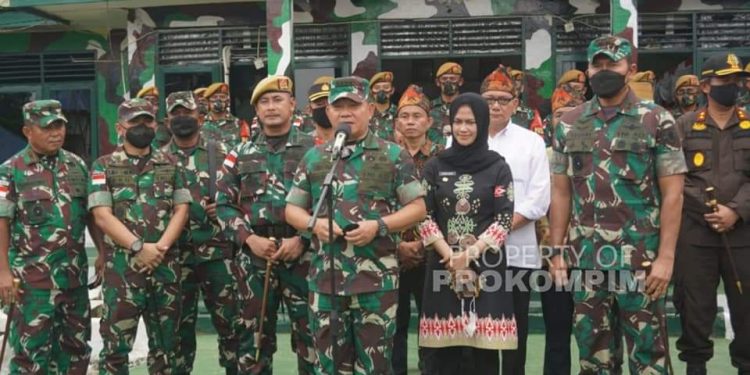 Bupati Kabupaten Nunukan Laura Hafid mendampingi KASAD TNI Dudung Abdurachman.