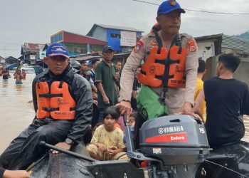 Personel Polda Papua ikut menangani terdampak banjir.