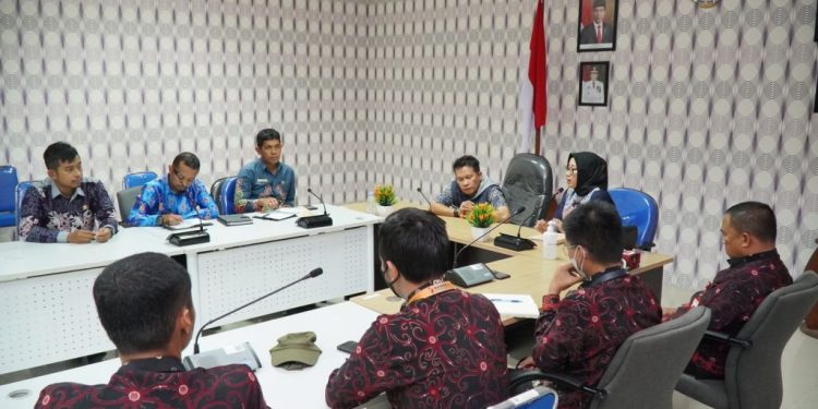 Ketua Badan Pengawasan Pemilihan Umum (Bawaslu) Provinsi Kalimantan Utara (Kaltara), Suryani saat membahas persiapan Pemilu 2024.(Foto DKISP)