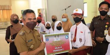 Wali Kota Tarakan dr. Khairul, M.Kes serahkan beasiswa bagi pelajar berprestasi di Tarakan. (Foto Humas)