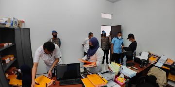 Penyidik Ditreskrimsus Polda Kaltara geledah ruang kerja Satker Pekerjaan Jalan Nasional (PJN) Wilayah 1 Kaltara, Selasa (30/8). (Sumber foto istimewa)