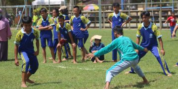 Peserta cabang olahraga hadang saat memainkan pertandingan di lapangan A.Yani Tanjung Selor, Selasa (13/9/2022).