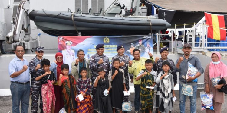 Komandan Lantamal XIlI Laksamana Pertama TNI Fauzi, S.E, M.M., M.Han foto bersama warga yang mengikuti khitanan.(Foto Dispen)