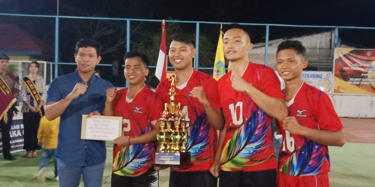Ketua DPRD Tana Tidung Jamhari menyerahkan hadiah secara simbolis kepada yang juara turnamen bola voli. (Foto Setwan DPRD KTT)