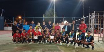 Foto bersama tim bola voli Upun Taka se Kaltara yang meraih juara bersama pihak penyelenggara, kepala daerah dan Ketua DPRD KTT Jamhari.(Foto Setwan DPRD KTT)