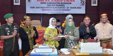 Ketua DPRD Nunukan Hj. Leppa diberikan potongan kue ulang tahun Kabupaten Nunukan ke-23 tahun oleh Bupati Laura.(foto Prokopim)