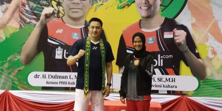 Bupati Nunukan bersama mantan pemain bulu tangkis Indonesia, Ricky Ahmad Subagja. (Foto: Prokopim)