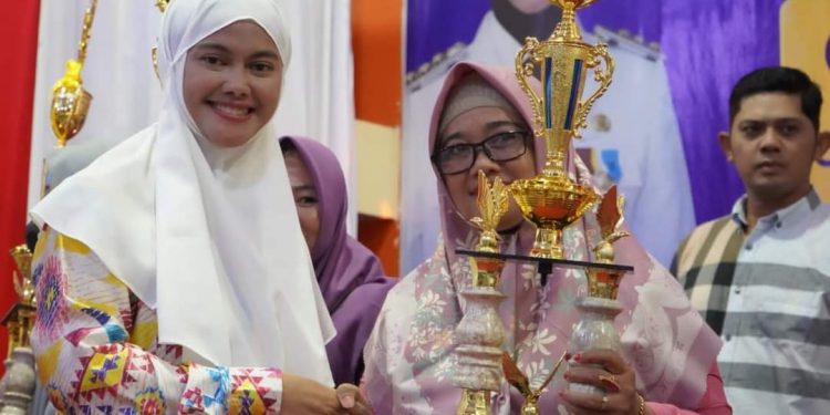 Bupati Nunukan Asmin Laura Hafid menyerahkan hadiah bagi pemenang lomba. (Foto: Prokopim)