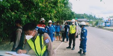 Petugas dari Medco E&P di lokasi gelembung gas Jalan Kusuma Bangsa. (Sumber foto istimewa)
