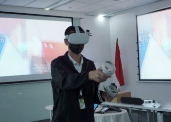 Teknologi Virtual Reality (VR) yang mampu membawa pesertanya langsung berada di lingkungan Metaverse.