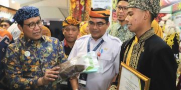 Muhammad Tigo warga Pulau Bunyu Kabupaten Bulungan Provinsi Kaltara ini didampingi Sekprov Kaltara Dr. Suriansyah menerima penghargaan dari Kemendes-PDTT) soal Teknologi Tepat Guna Tahun 2022 di Cirebon.