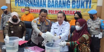 Pemusnahan barang bukti sabu hampir 1 kg di Mako Polres Tarakan, Kamis (17/11).