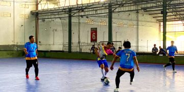 Pemain futsal PWI Kaltara Asriadi menghalau pemain PWI Lampung.(Foto istimewa)