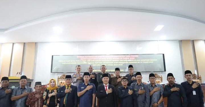 Foto bersama Bupati KTT dan jajarannya bersama anggota DPRD KTT.