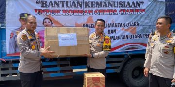 Penyerahan secara simbolis bantuan kemanusiaan Polda Kaltara kepada Karo Ops Polda Jawa Barat. (Foto humas)