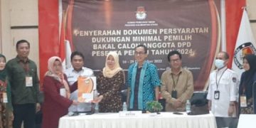 KPU Kaltara menerima penyerahan dukungan Larasati Moriska oleh LO-nya di kantor KPU Kaltara di Tanjung Selor. (Foto istimewa)