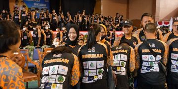 Bupati Nunukan Laura Hafid melepas para atlet yang tergabung dalam Kontingen Nunukan menuju Porprov ke-1 Kalimantan Utara. (Foto humas)