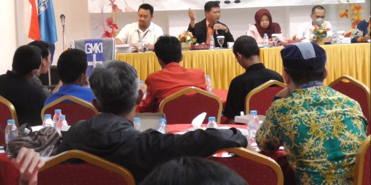 Analis Bakesbangpol Kota Tarakan Ahmad Sujai menyampaikan materi dalam FGD GMKI cabang Tarakan.