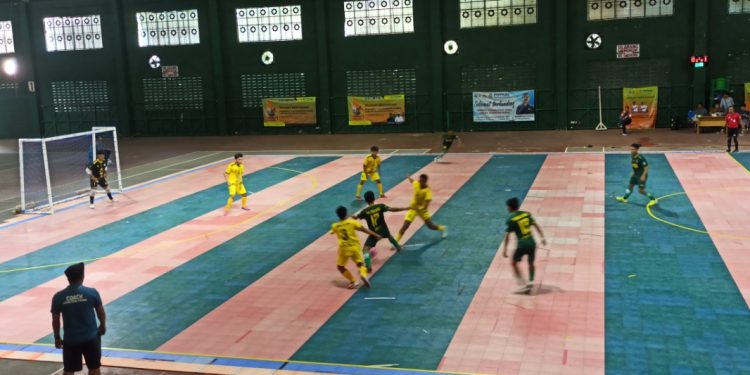 Pemain Tarakan diadang pemain Tana Tidung pada pertandingan ketiga Porprov I Kaltara cabang olahraga futsal di lapangan Indoor Telaga Keramat Tarakan, Senin (19/12).