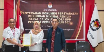 Datu Buyung Perkasa menyerahkan berkas dukungannya kepada KPU Kaltara di Tanjung Selor. (Sumber foto istimewa)