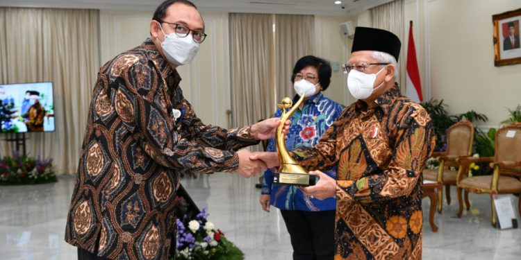 Wakil Presiden Republik Indonesia, KH Ma’ruf Amin dan dihadiri Menteri Lingkungan Hidup dan Kehutanan RI, Siti Nurbaya, di Istana Wapres, Kamis (29/12) menyerahkan penghargaan.