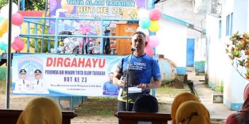 Wali Kota Tarakan dr. Khairul, M.Kes menyampaikan sambutan acara Jalan Santai PDAM Tirta Alam ke-23 Tahun. (Sumber foto humas)