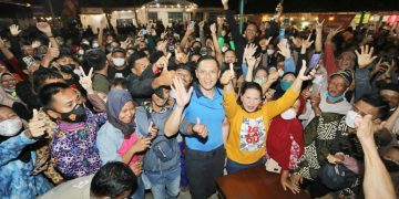 Ketua Umum Partai Demokrat Agus Harimurti Yudhoyono atau AHY bersama warga. (Sumber foto istimewa)