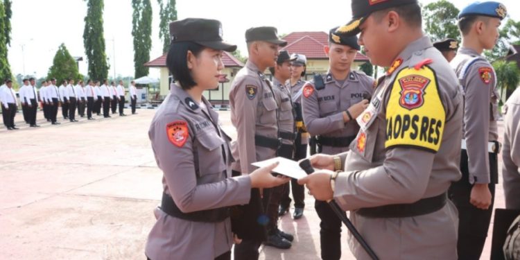 Pemberian reward bagi personel Polres Malinau yang berprestasi.
