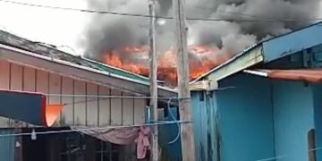 Tangkap layar video amatir api yang berasal dari rumah warga di RT 21 Kelurahan Selumit Pantai Kota Tarakan terus berkobar pada awal kejadian.