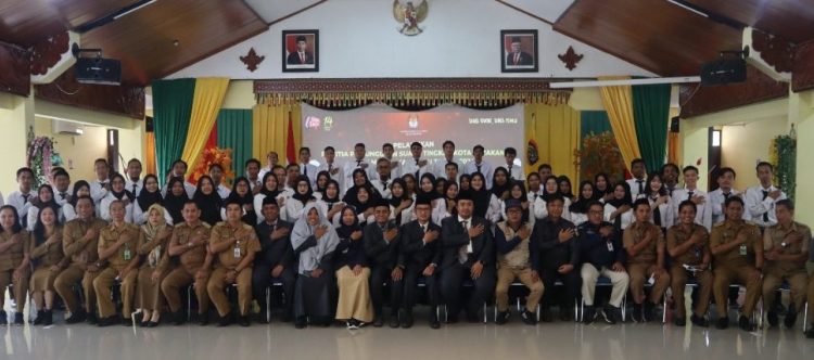 Foto bersama petugas PPS yang baru dilantik dengan KPU Tarakan.