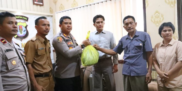 Batang bukti pakaian korban LH diserahkan pihak keluarga korban kepada polisi yang diterima Kapolres Malinau AKBP Andreas Deddy Wijaya untuk diserahkan kepada penyidik.(Foto: Humas Polres Malinau)