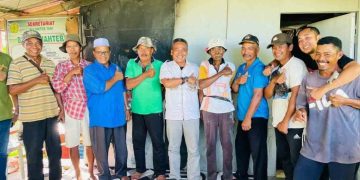 Kepala DPKP Kaltara Rudiyono bersama warga di Sebatik Nunukan.