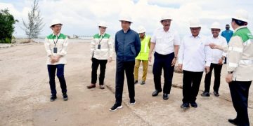 Presiden Joko Widodo meninjau Kawasan Kalimantan Industrial Park Indonesia (KIPI) di Kabupaten Bulungan, Provinsi Kalimantan Utara, pada Selasa, 28 Februari 2023. (Foto: BPMI Setpres/Rusman)