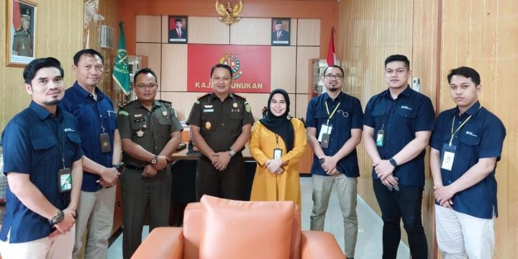 Kepala BPJS Ketenagakerjaan Cabang Kota Tarakan Rina Umar bersama Kejaksaan Negeri Nunukan.