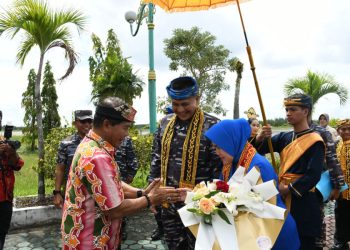 Danlantamal XIII beserta istri disambut Gubernur Kaltara dan Forkopimda di Bandara Juwata Tarakan.