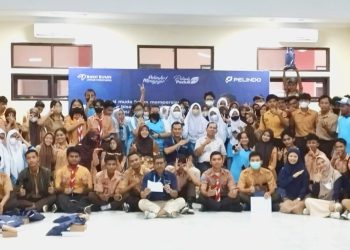 Foto bersama Pelindo Terminal Petikemas Tarakan bersama siswa SMA Negeri 1 Tarakan dan guru pendamping, kepala sekolah dan perwakilan Disdikbud Kalimantan Utara. (Sumber foto istimewa)