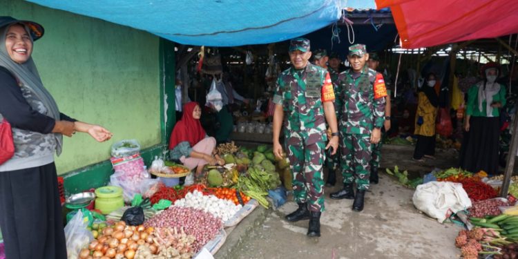 Pangdam VI/Mulawarman Mayjen TNI Tri Budi Utomo, S.E. melakukan pengecekan ke Pasar Dayak di Beringin Kota Tarakan.
