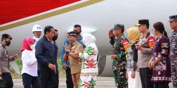 Presiden RI Joko Widodo tiba di Tarakan disambut Pangdam VI Mulawarman dan Unsur Forkopimda di Kaltara. (Sumber foto istimewa)