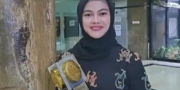 Bupati Nunukan Asmin Laura memegang Piala Adipura yang diterima dari Kementerian KLHK RI di Jakarta.