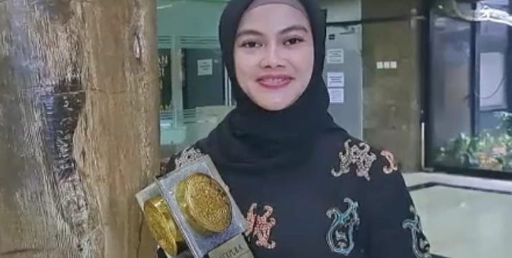 Bupati Nunukan Asmin Laura memegang Piala Adipura yang diterima dari Kementerian KLHK RI di Jakarta.
