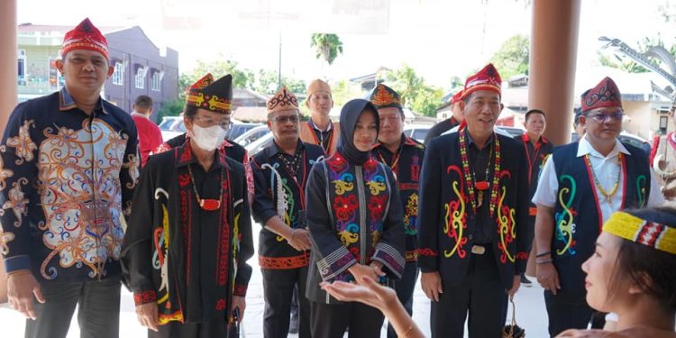 Bupati Nunukan Asmin Laura menghadiri acara pelantikan pengurus Dayak Lundayeh di Kabupaten Nunukan.