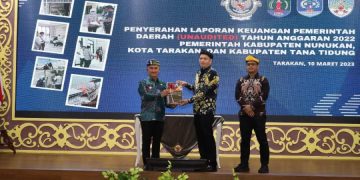 Wali Kota Tarakan dr. Khairul, M.Kes menyerahkan laporan keuangan pemerintah daerah kepada BPR RI perwakilan Kaltara. (Foto: humas)