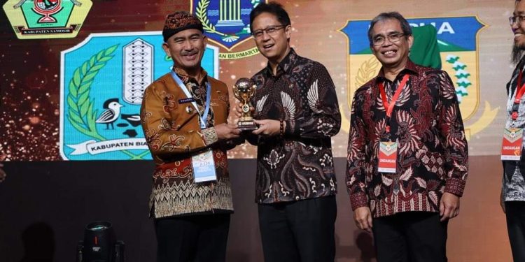 Wali Kota Tarakan dr. Khairul, M.Kes menerima penghargaan UHC Award dari Menteri Kesehatan Budi Gunadi Sadikin. (Foto: humas)