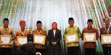 Wali Kota Tarakan dr. Khairul, M.Kes (dua dari kiri) usai menerima penghargaan dari Baznas.
