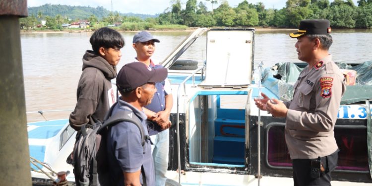 Waka Polres Malinau Kompol Lafrin Tambunan, SH berdialog dengan warga di Pelabuhan Speed Boat Malinau dalam kegiatan Jum'at Curhat (10/3/2023).