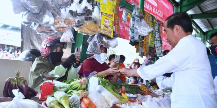 Presiden Joko Widodo dan Ibu Iriana Joko Widodo mengunjungi Pasar Tenguyun, Kota Tarakan, Provinsi Kalimantan Utara pada Selasa, 28 Februari 2023. Foto: BPMI Setpres/Rusman