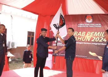 Ketua KPU Tana Tidung Hendra Wahyudhi menerima bendera kirab pemilu. (Sumber foto KPU KTT)