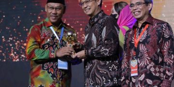 Menteri Kesehatan RI Budi Sadikin menyerahkan penghargaan UHC Tahun 2023 kepada Wakil Bupati Kabupaten Malinau Jakaria.