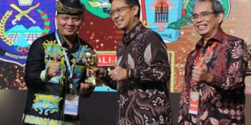 Bupati Kabupaten Tana Tidung Ibrahim Ali menerima penghargaan UHC.