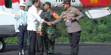 Kapolres Malinau AKBP Andreas Deddy Wijaya turut menyambut kedatangan Presiden RI Joko Widodo dalam kunjungannya ke Malinau peresmian PLTA Mentarang pada 1 Maret 2023. (Foto: Ist)